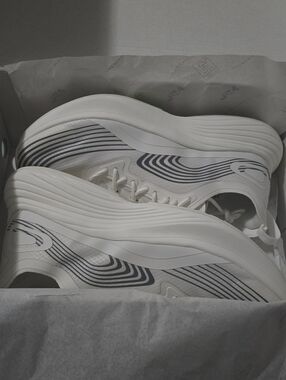 New In Box APL Men's Streamline Sneakers Ivory/smoke Size: 11.5